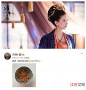 曹皇后江疏影换现代装真美 一袭碎花裙秀凹凸感纤细小鸟腿吸睛